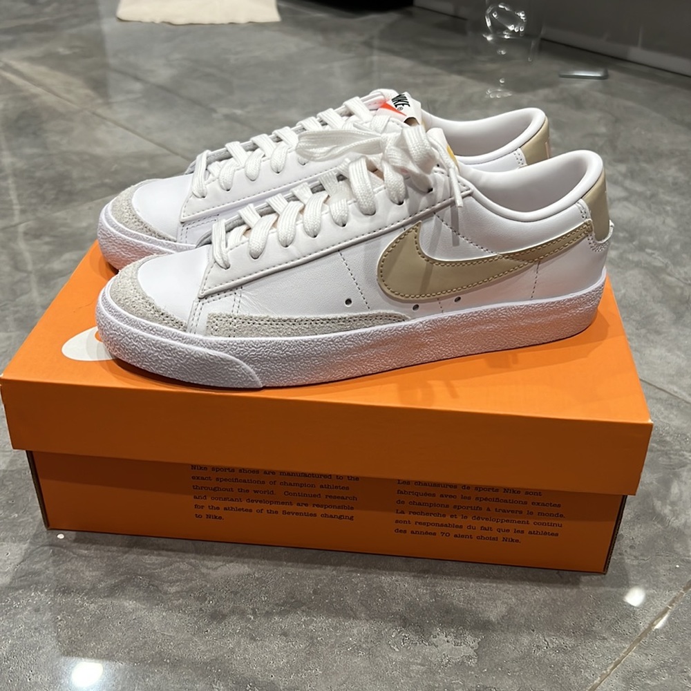 NWB Nike women blazer low ‘77 white/ rattan pale coral size 6.5 - Picture 1 of 9